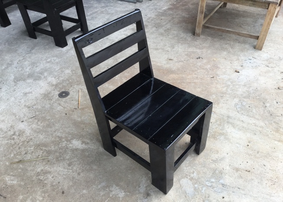 Ghế gỗ pallet sơn đen